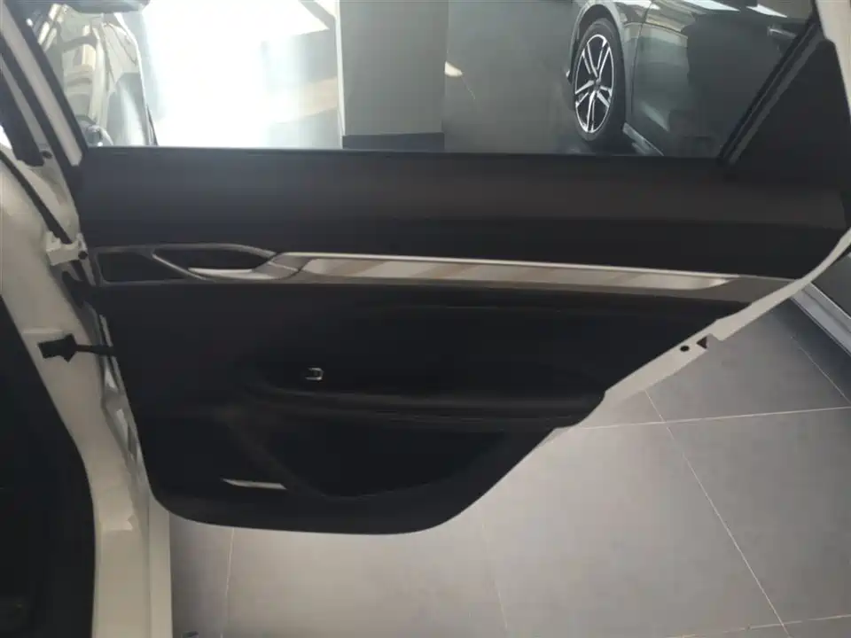 Geely Emgrand L HiP Geely Emgrand L HiP