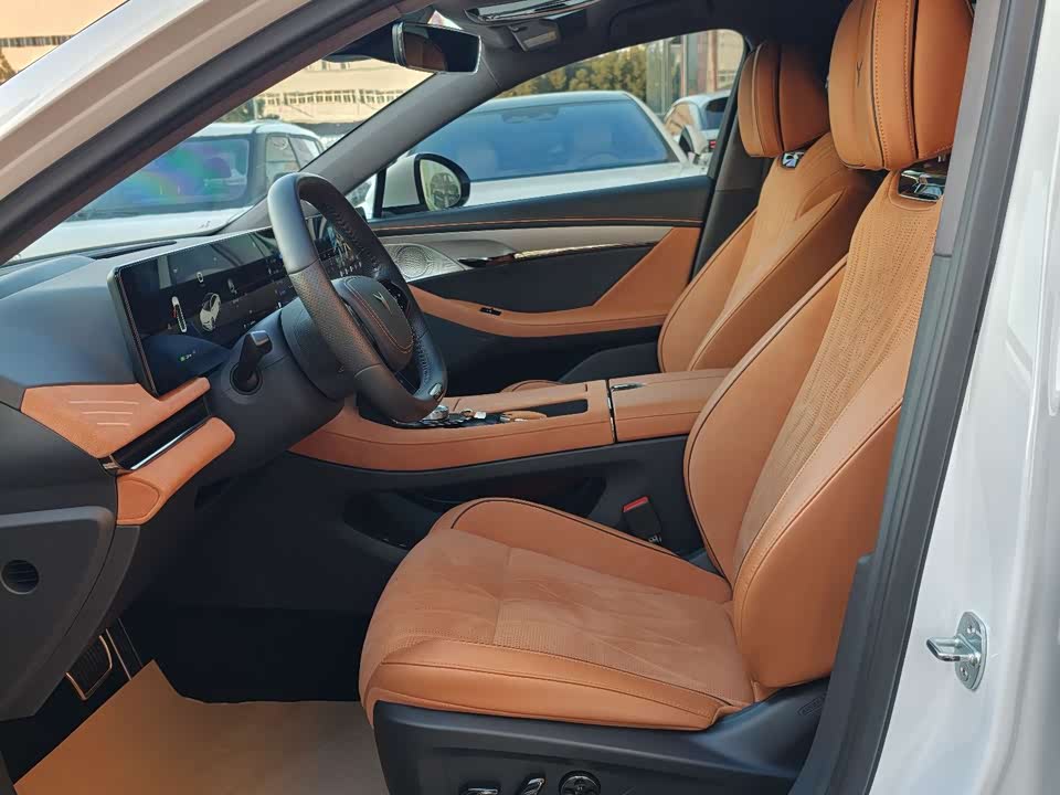 VOYAH Lantu chasing light