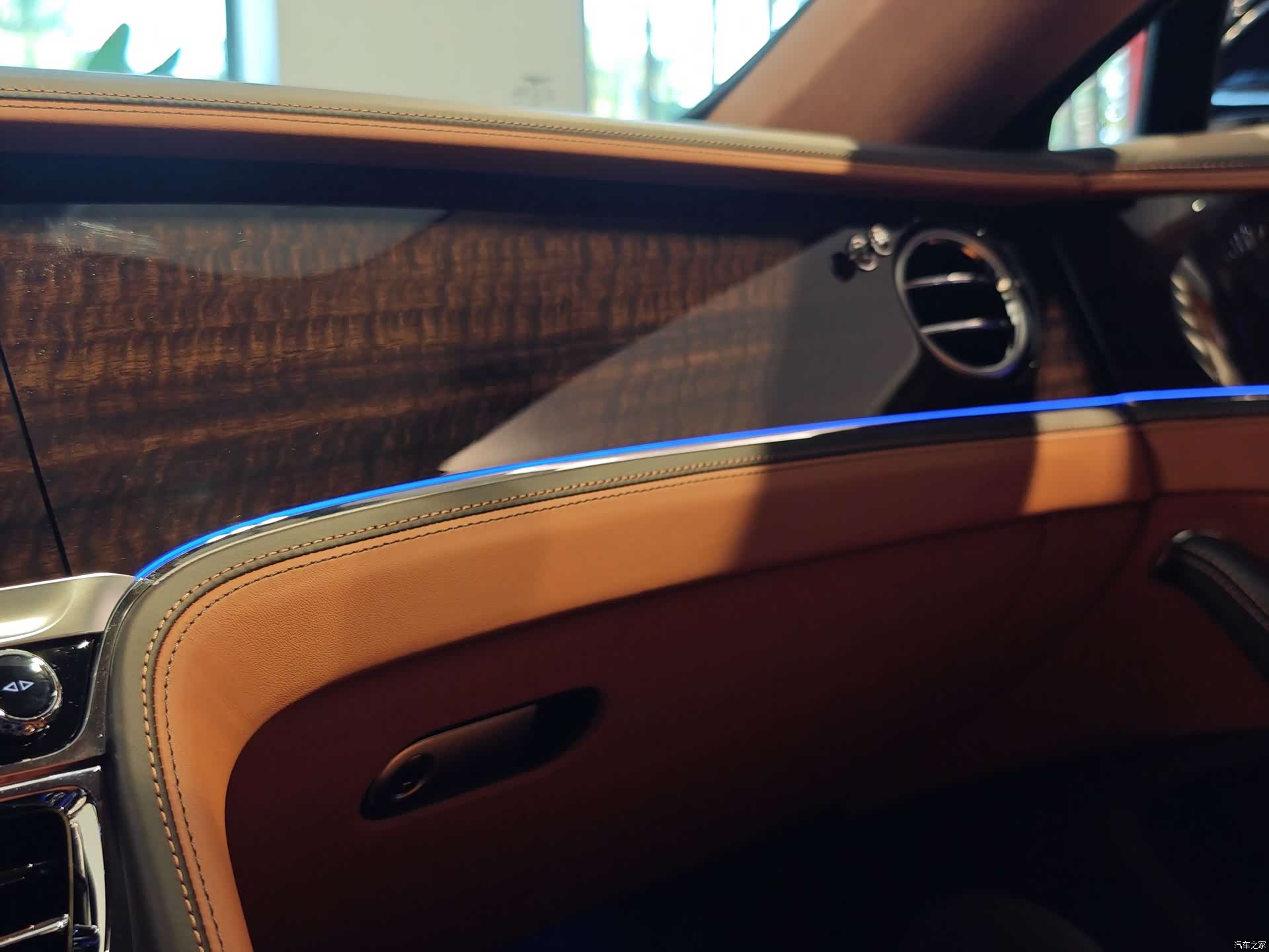 Bentley Flying Spur, 2024 9