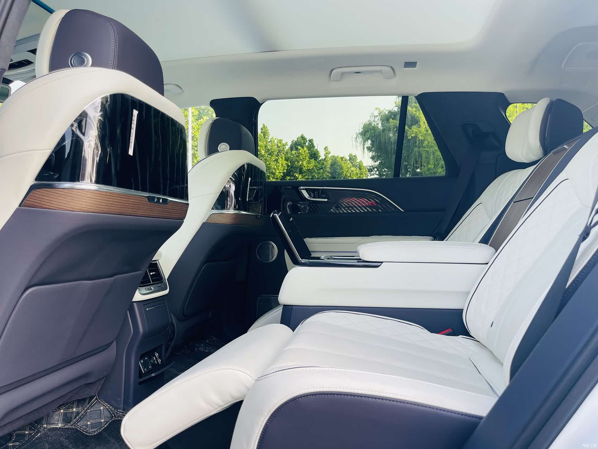 Hongqi E-HS9, 2023 18