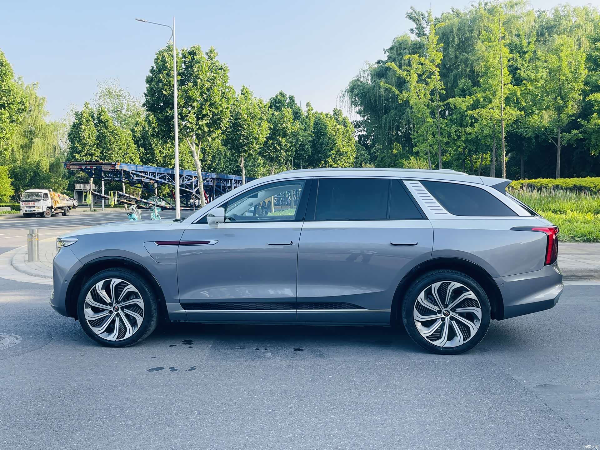 Hongqi E-HS9, 2023 4