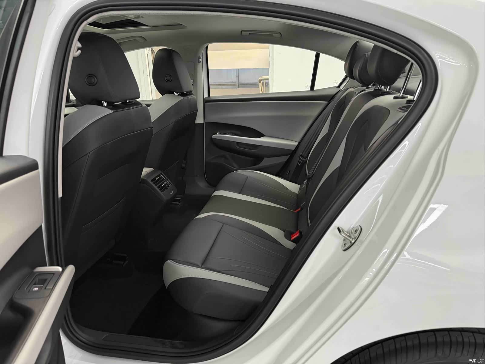 Volkswagen Sagitar, 2026 7