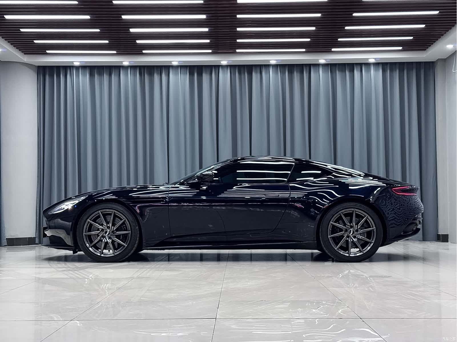 Aston Martin DB11, 2017 3
