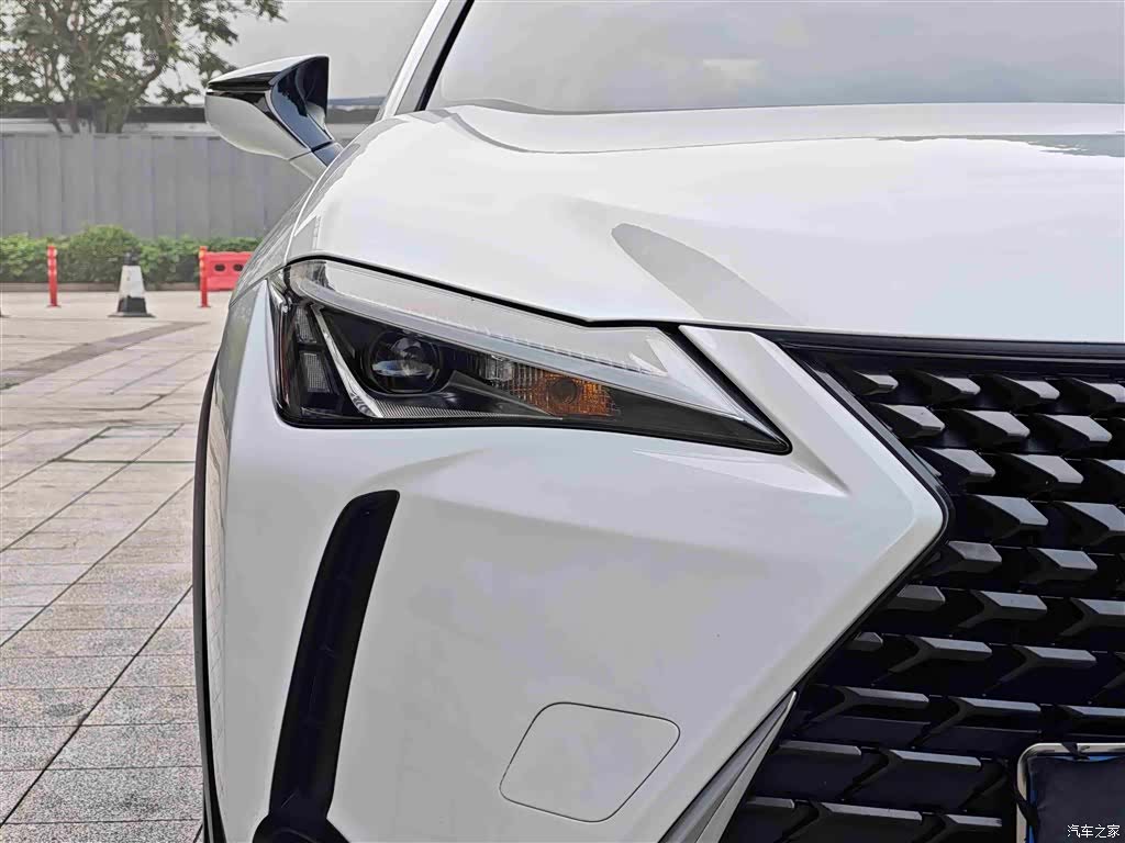 Lexus UX, 2019 4