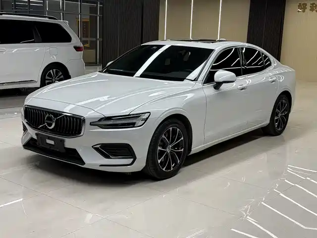 Volvo S60 2022 — купить из Китая под заказ