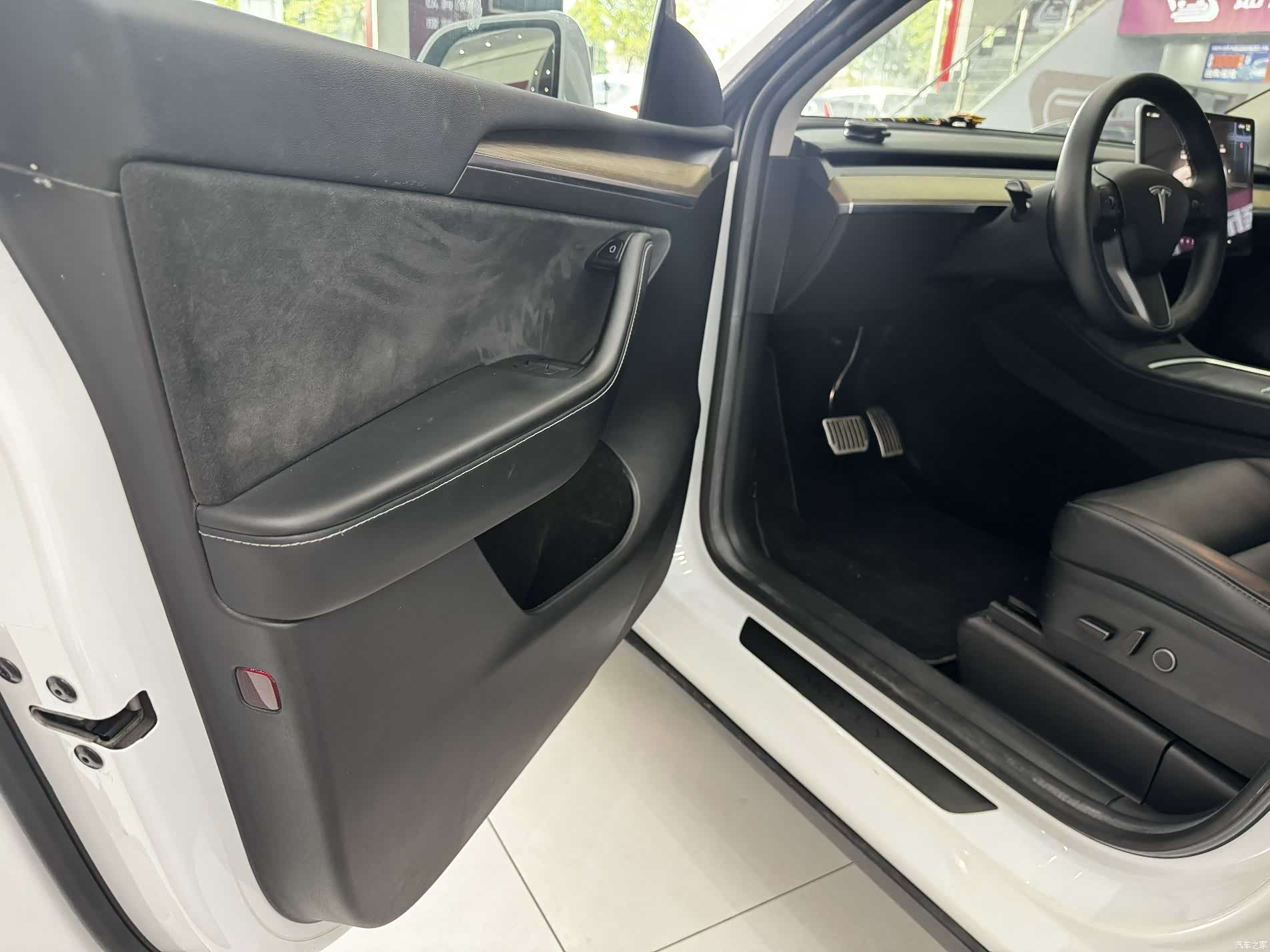 Tesla Model Y, 2023 15