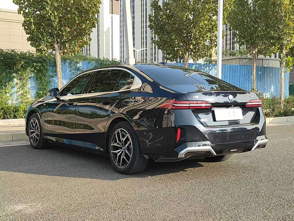 BMW i5