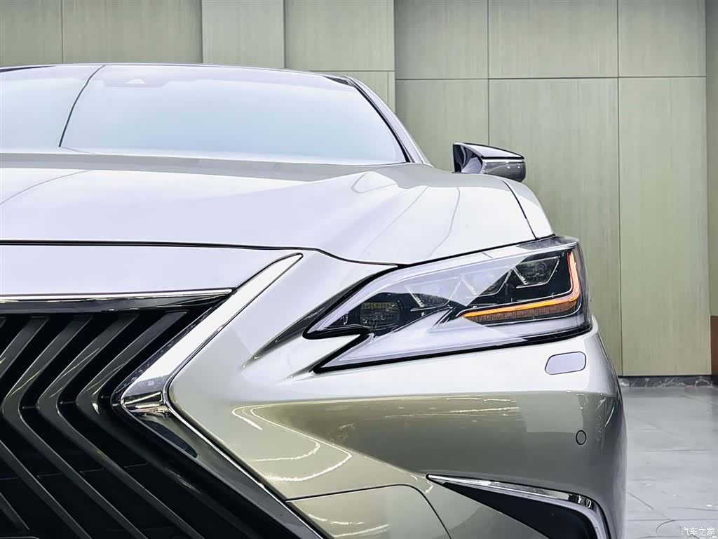 Lexus ES, 2019 7