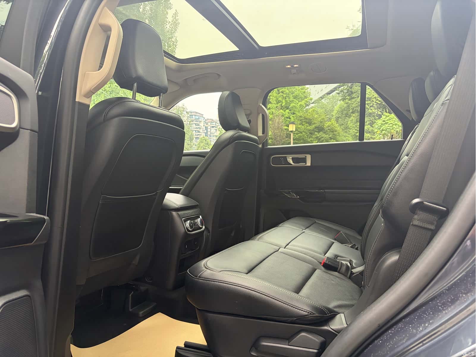 Ford Explorer, 2022 11