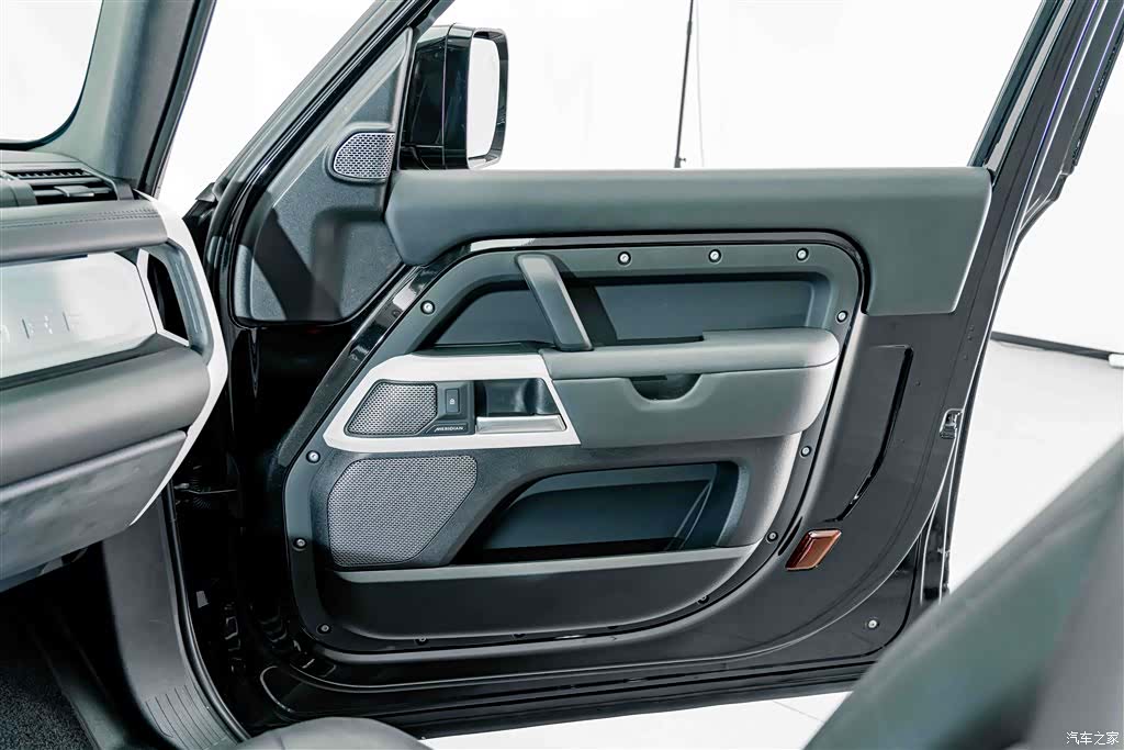 Land Rover Defender, 2024 17
