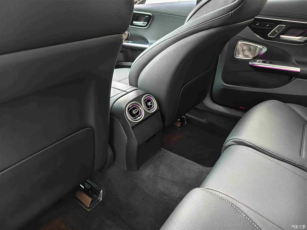 Mercedes-Benz C-Class, 2026 8