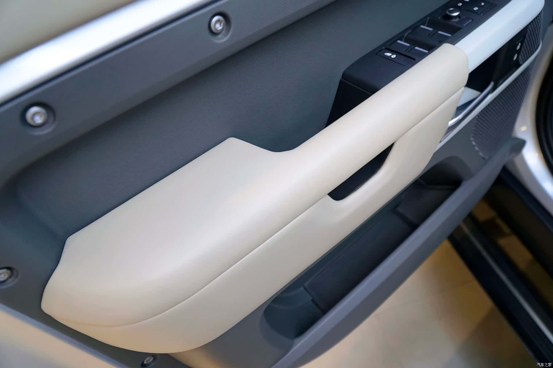 Land Rover Defender, 2021 13