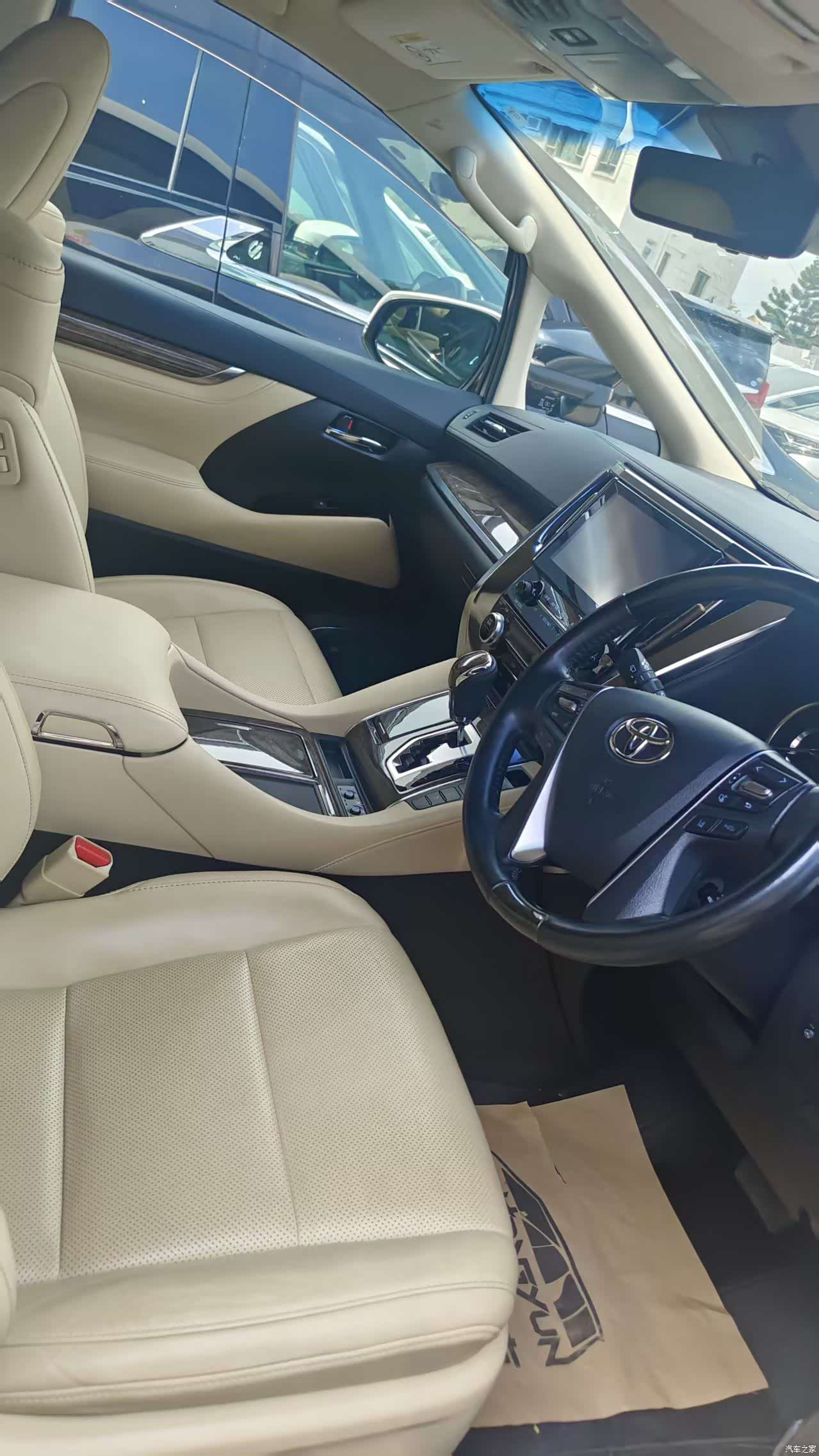 Toyota Alphard, 2024 9