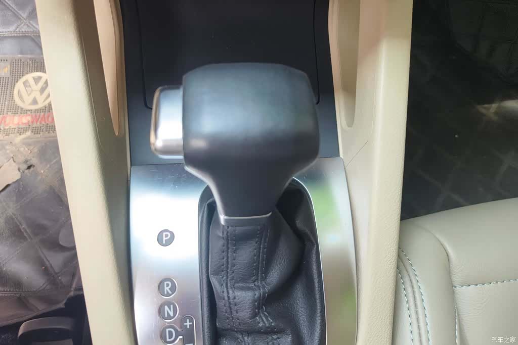 Volkswagen Sagitar, 2012 16