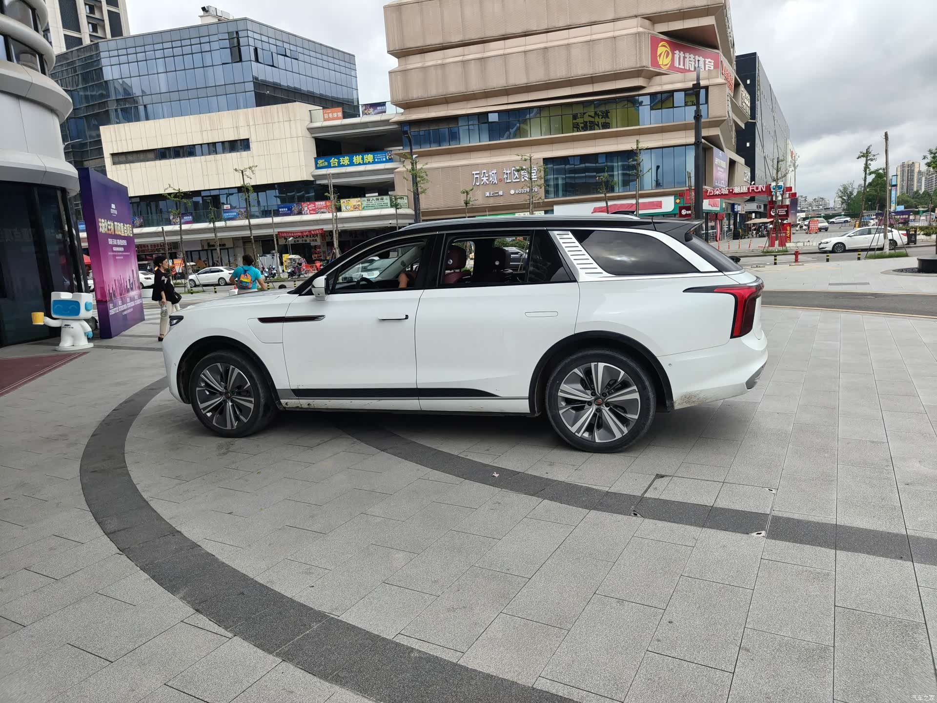 Hongqi E-HS9, 2022 3