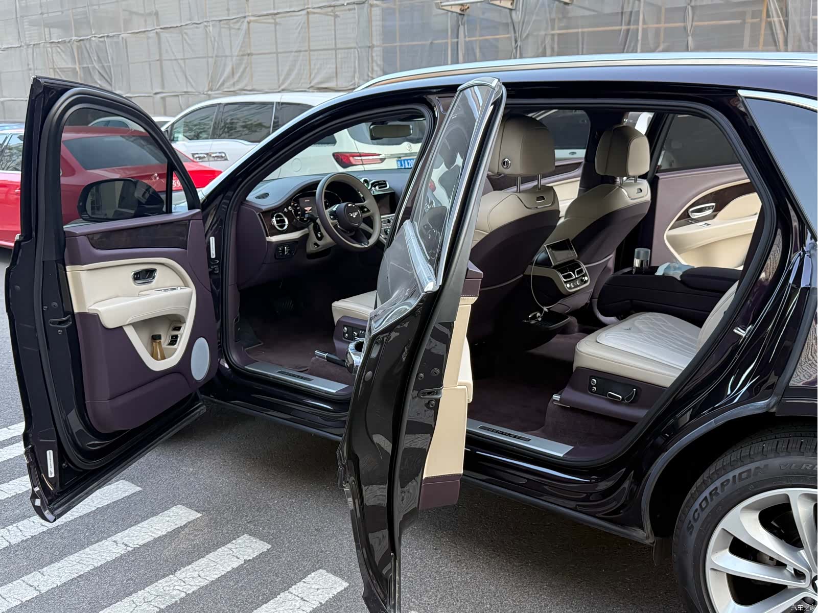 Bentley Bentayga, 2023 11