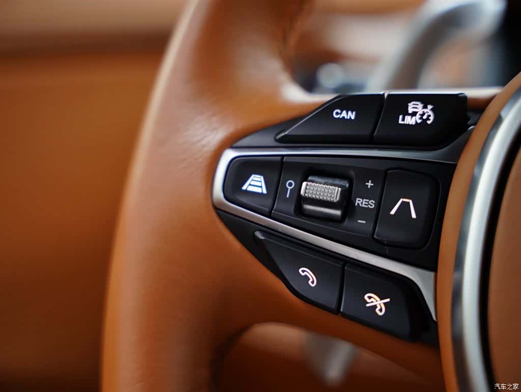 Aston Martin DBX, 2023 16