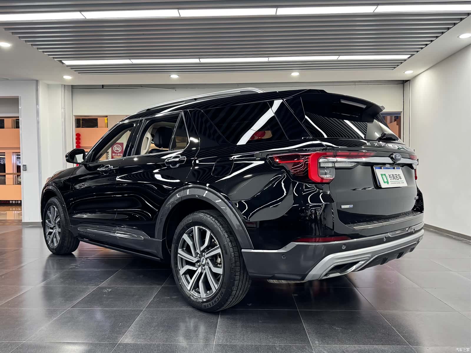 Ford Explorer, 2023 4