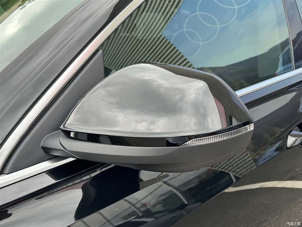 Audi Q8, 2025 11