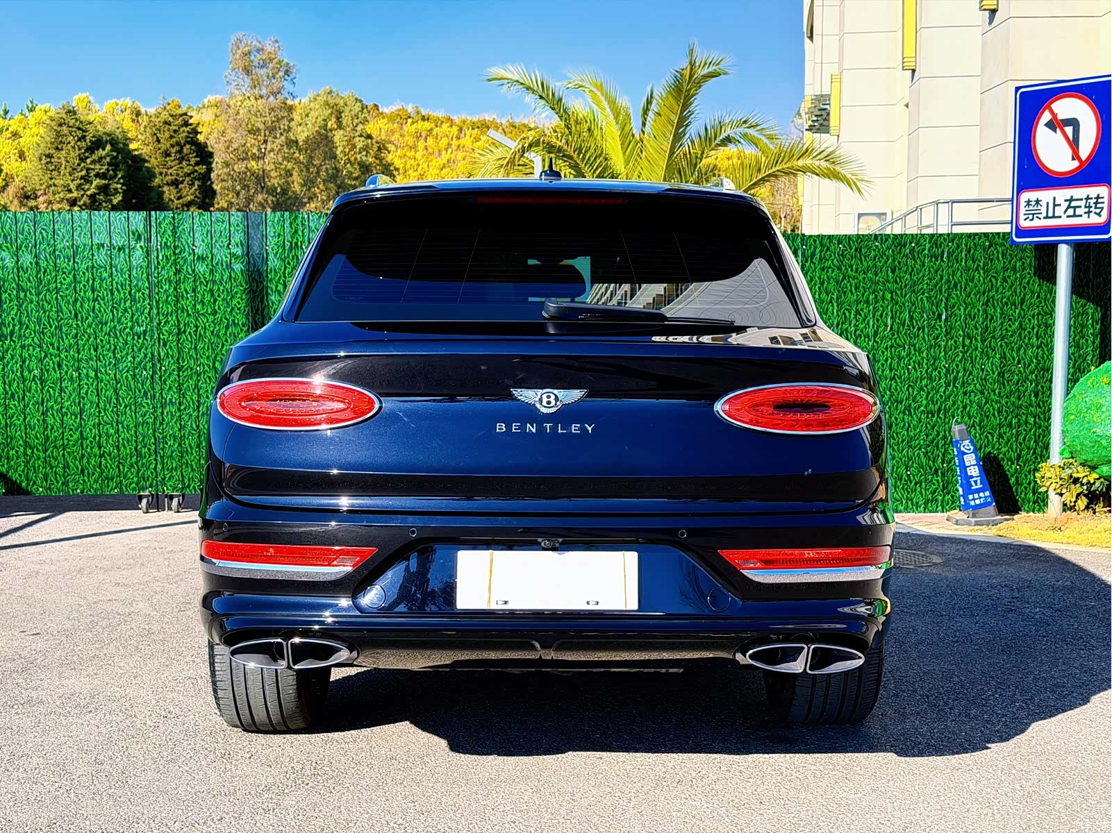 Bentley Bentayga, 2021 11