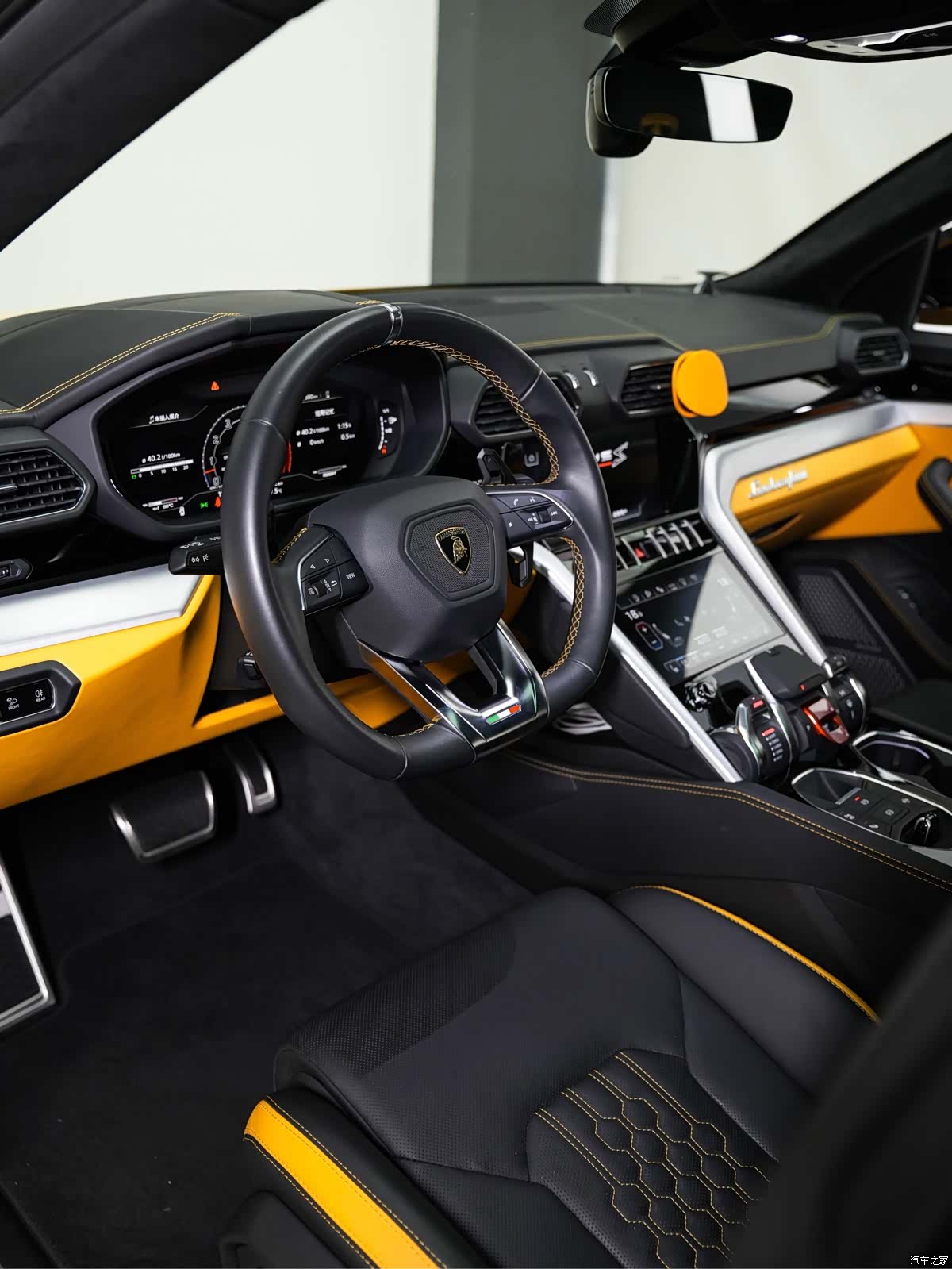 Lamborghini Urus, 2023 14