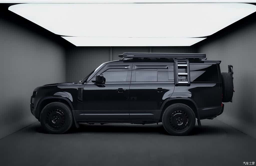 Land Rover Defender, 2023 3
