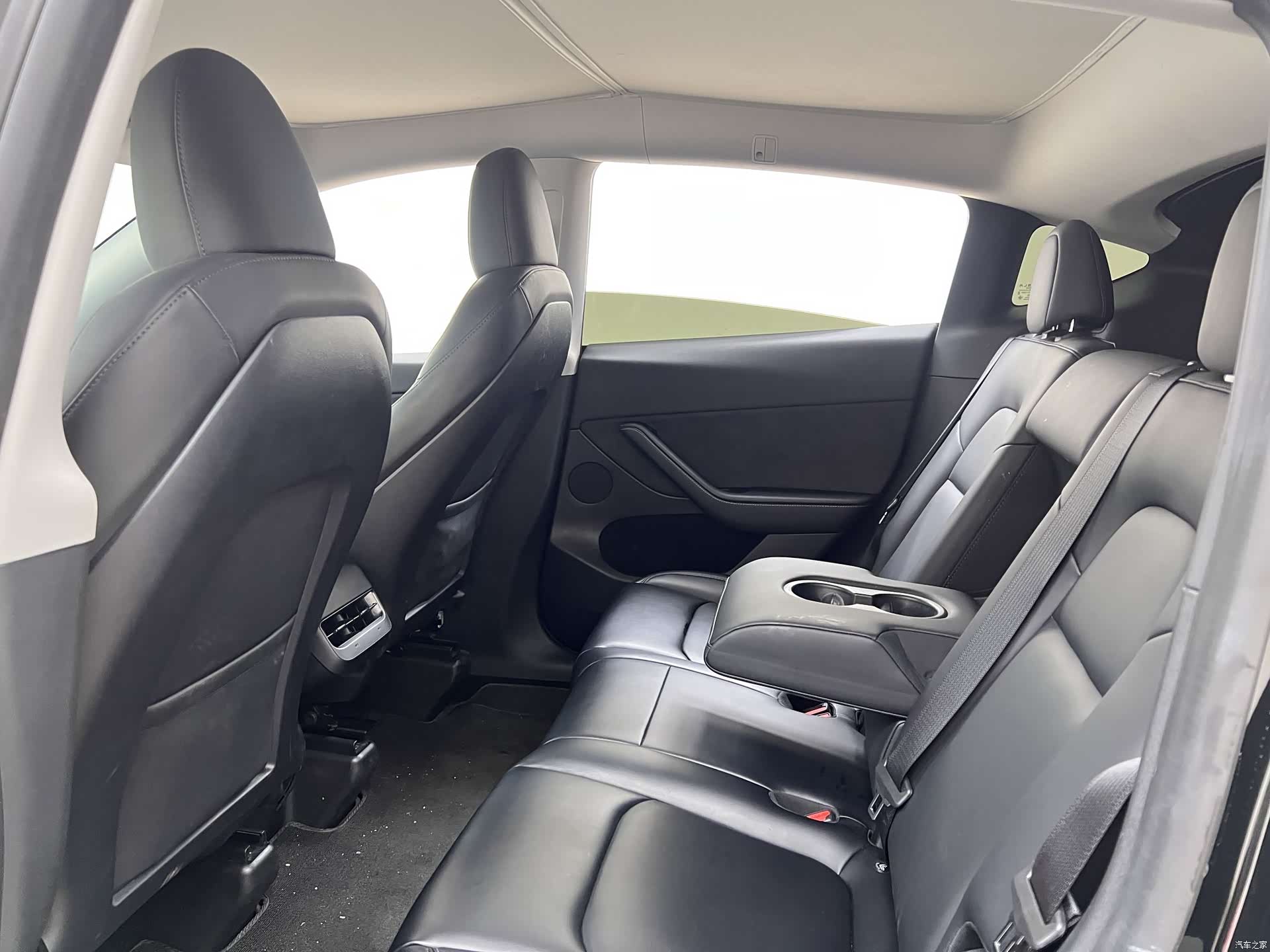 Tesla Model Y, 2023 18