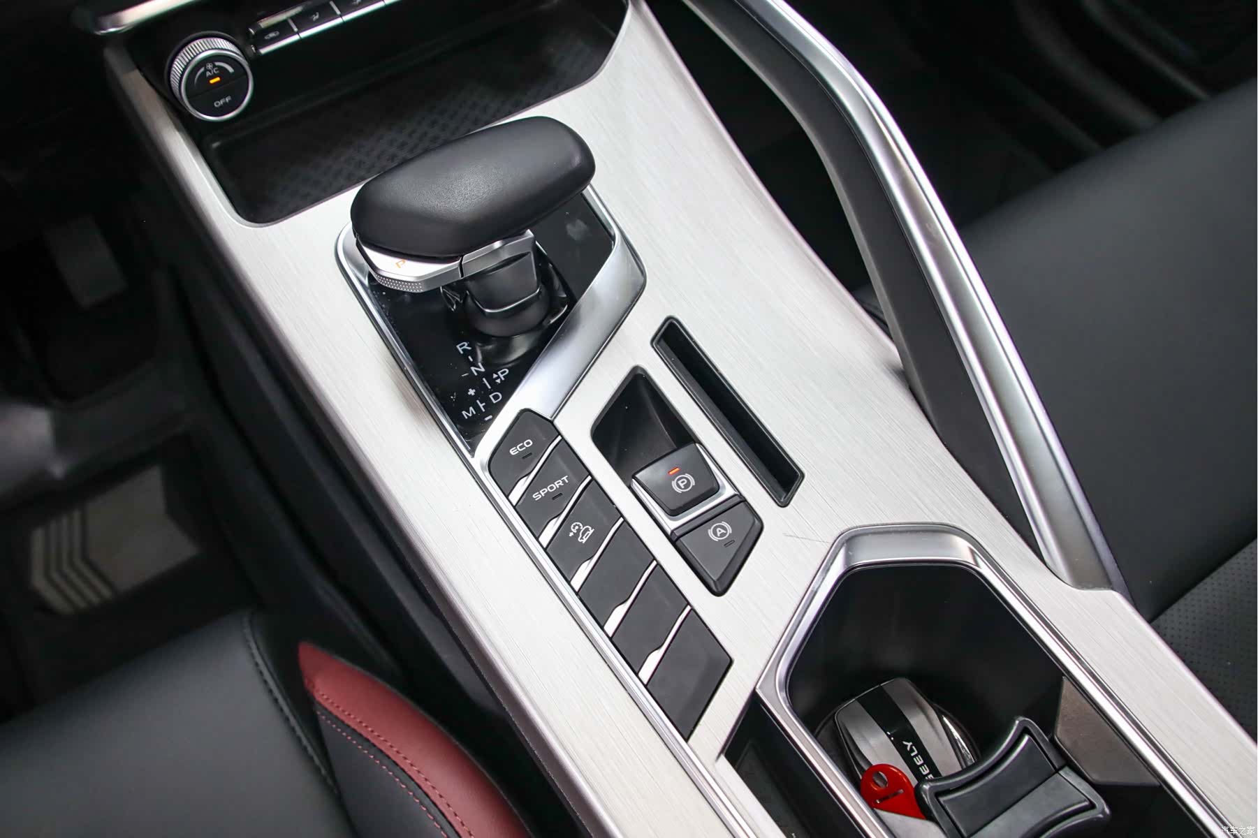 Geely Coolray, 2022 11