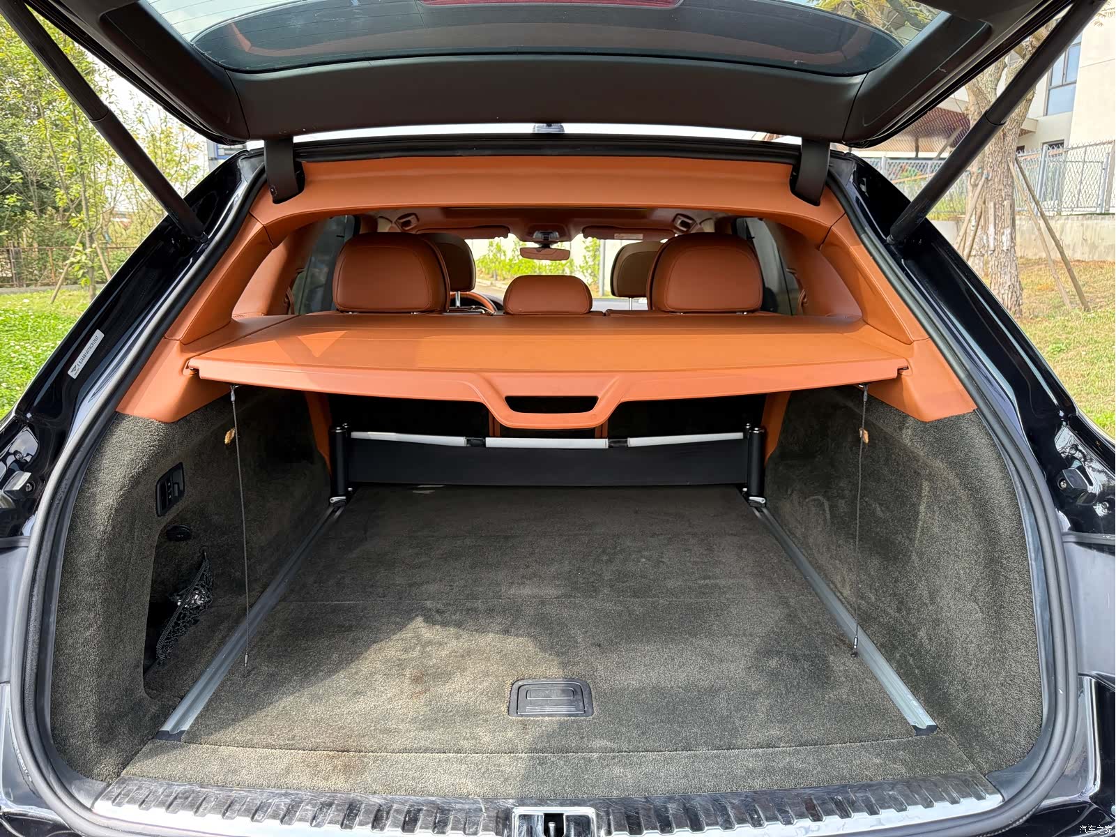 Bentley Bentayga, 2016 11