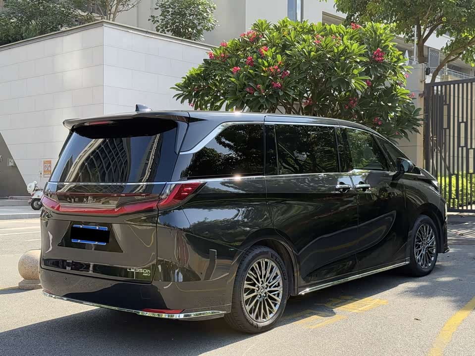 Lexus LM Lexus LM