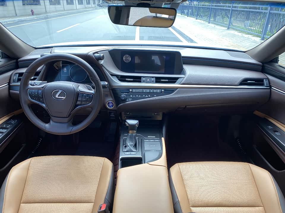 Lexus ES