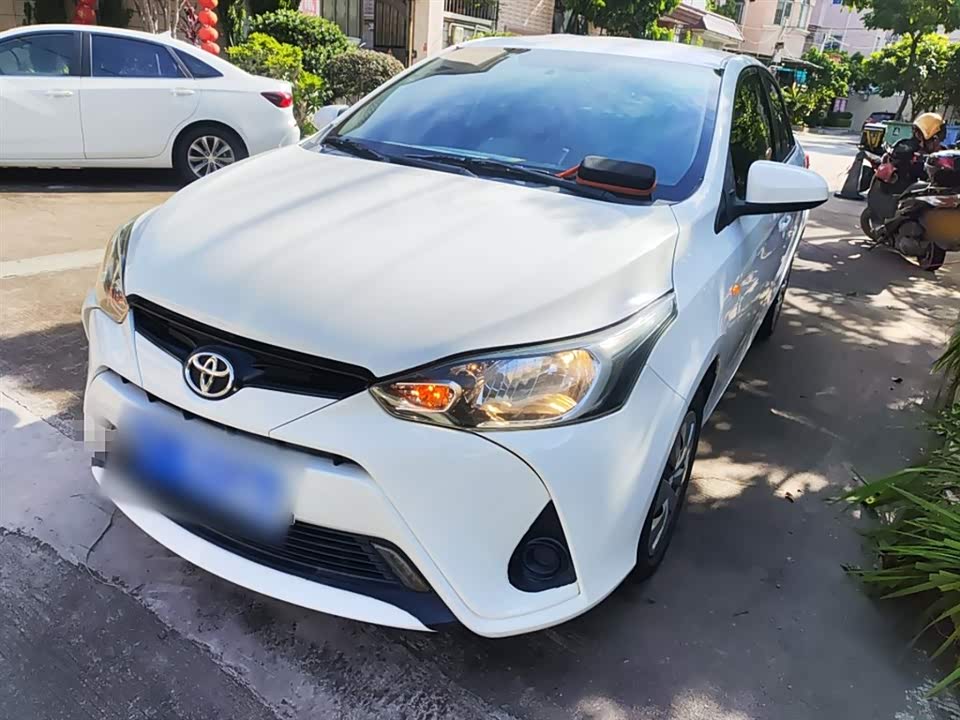 Toyota YARiS L to enjoy