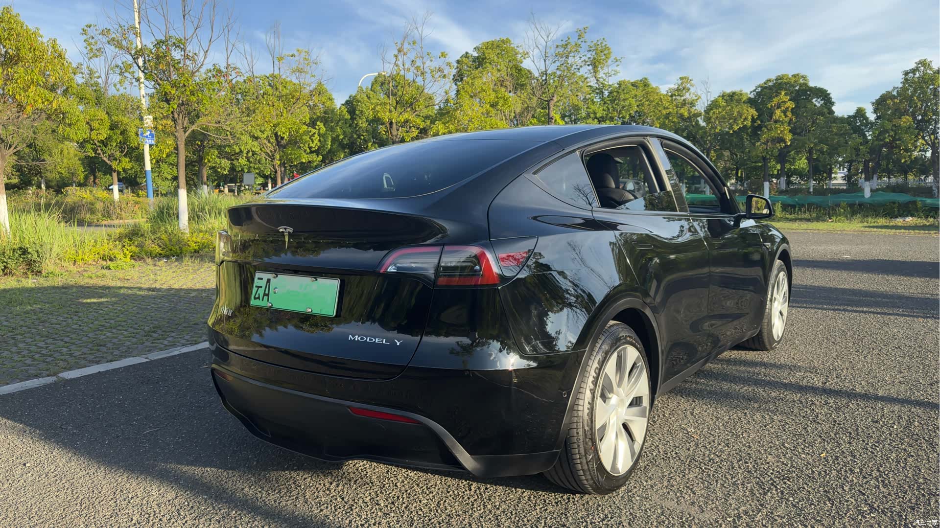 Tesla Model Y, 2023 4