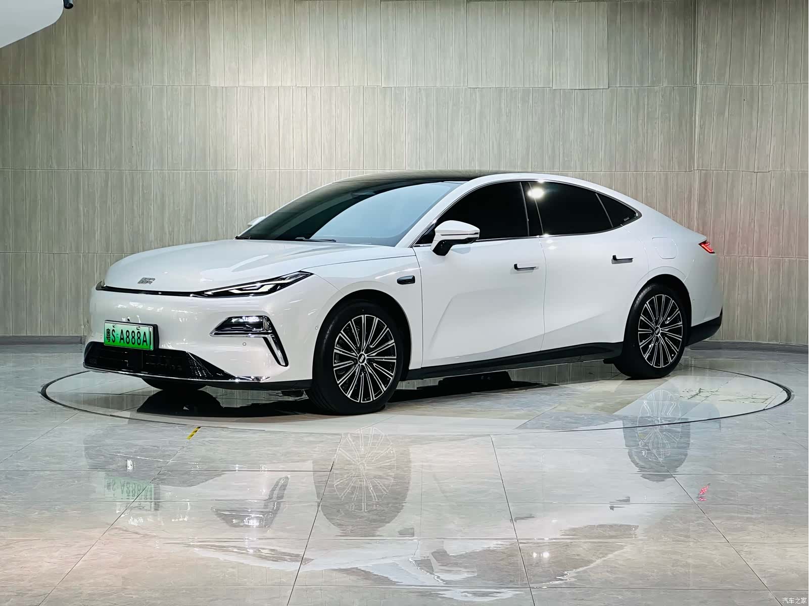 Geely 8, 2025 1