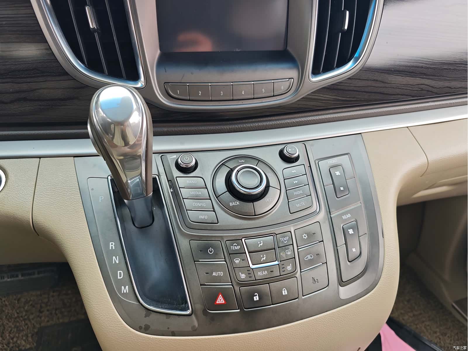 Buick GL8, 2011 15