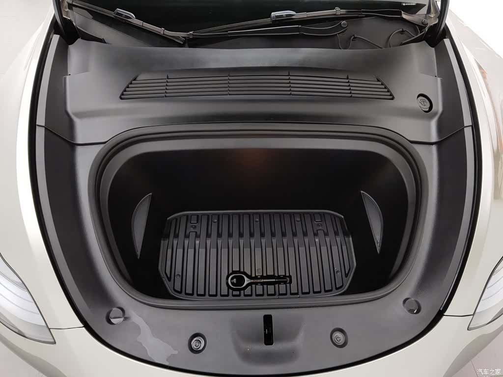 Tesla Model Y, 2024 6