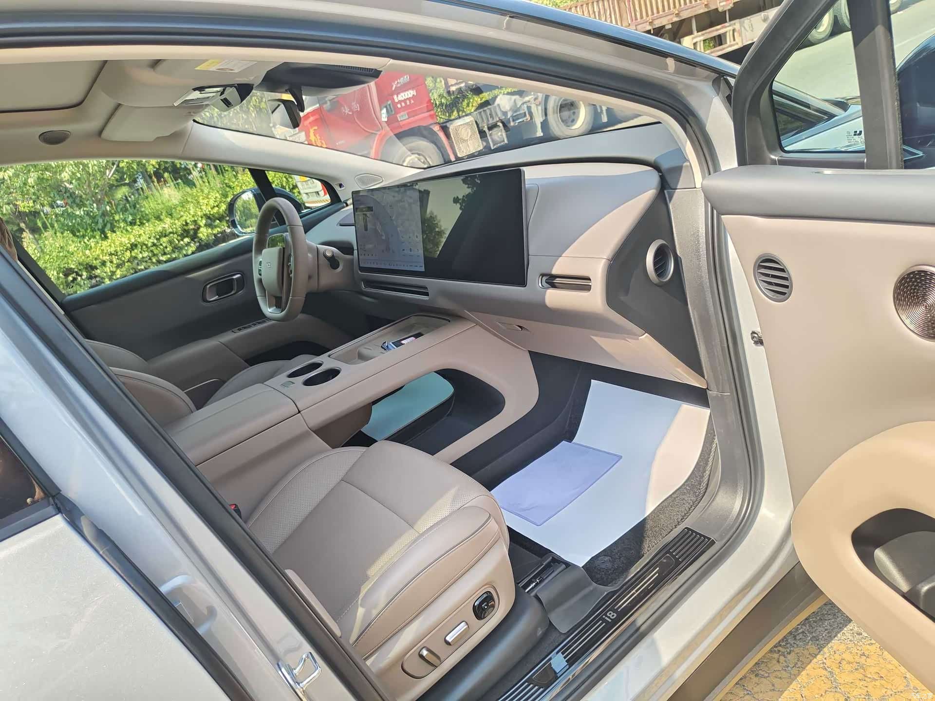 Li Auto i8, 2025 10