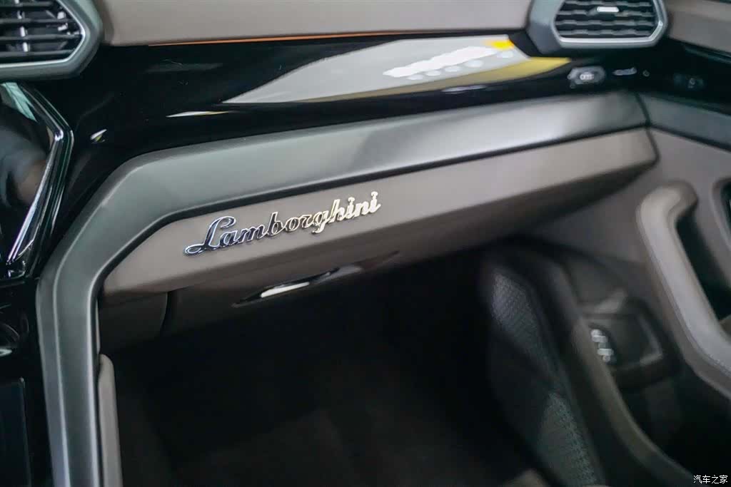 Lamborghini Urus, 2024 17