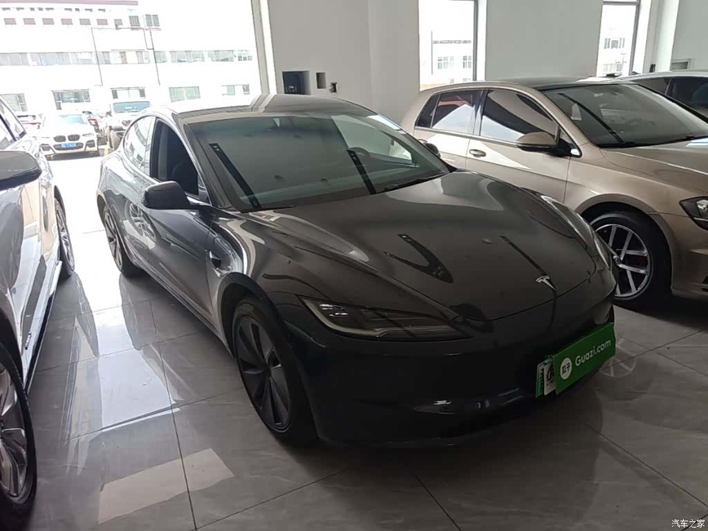 Tesla Model 3, 2025 4