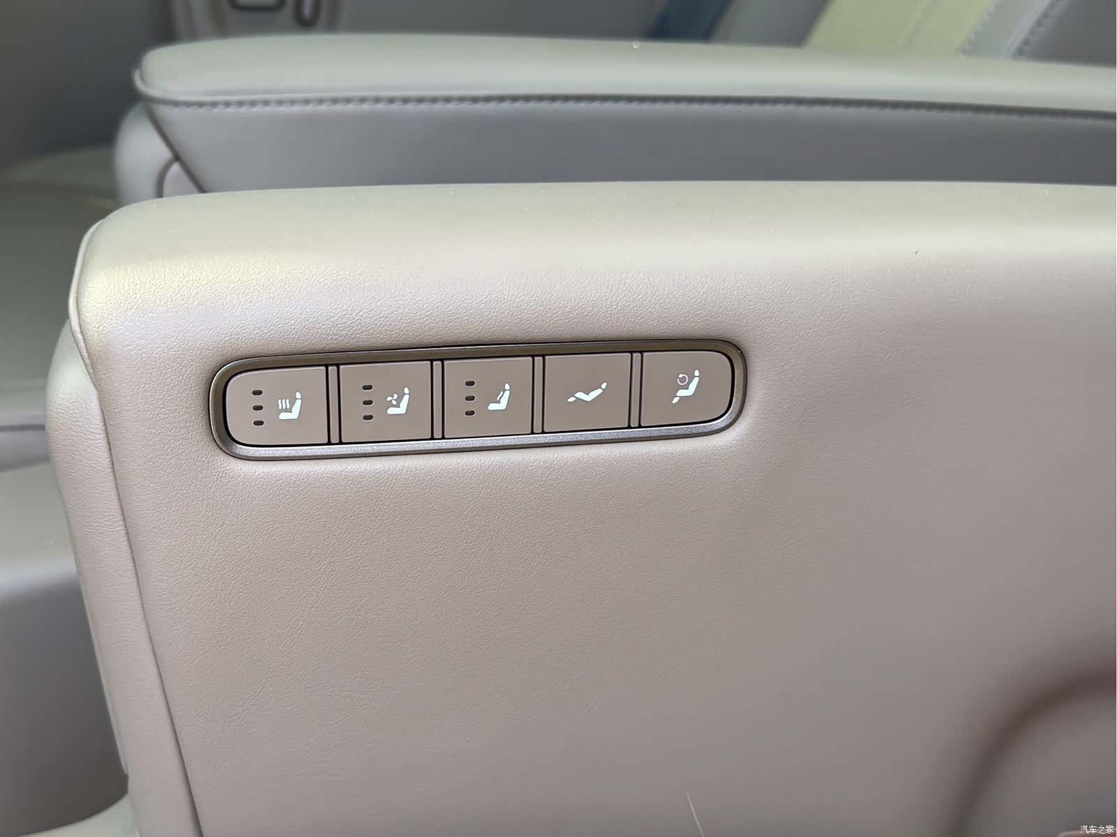 Li Auto MEGA, 2026 15