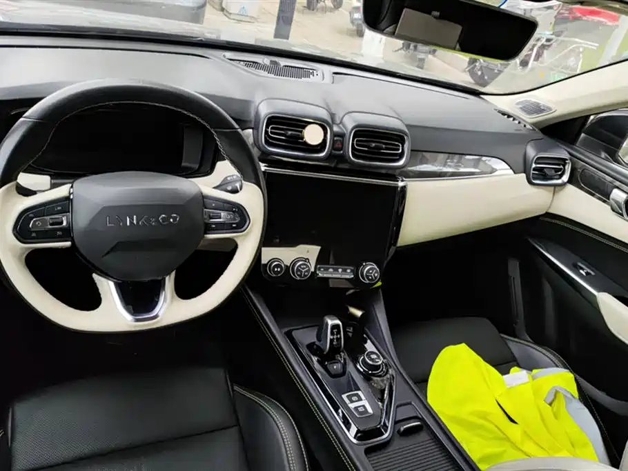 Lynk & Co 02
