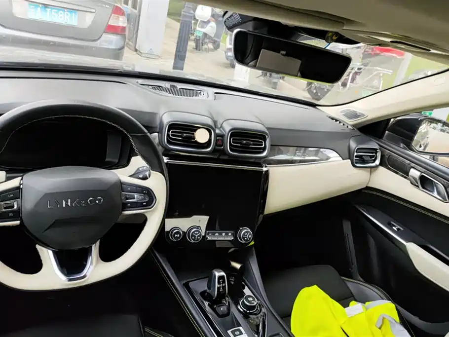 Lynk & Co 02