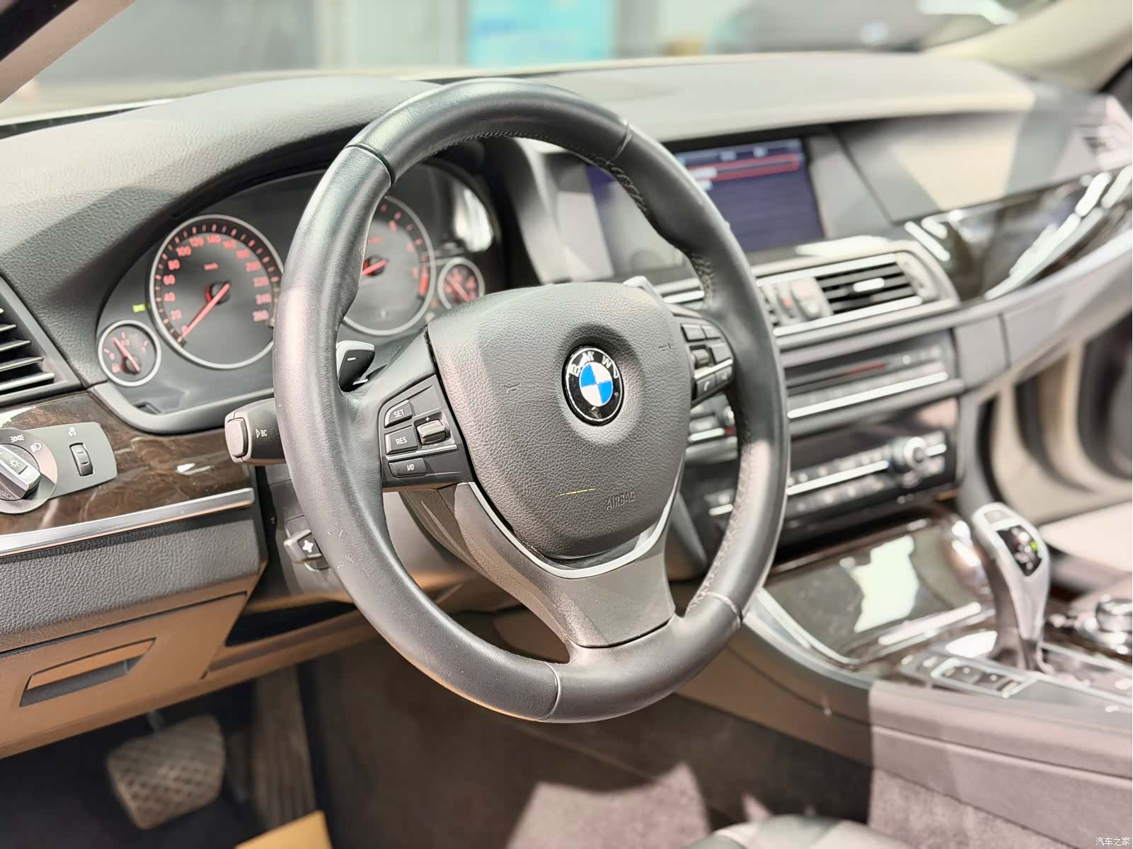 BMW 5 Series, 2010 10