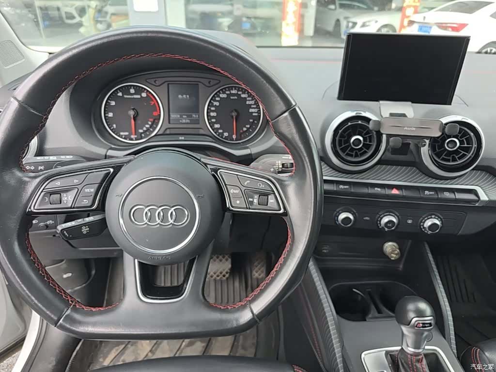Audi Q2L, 2023 11