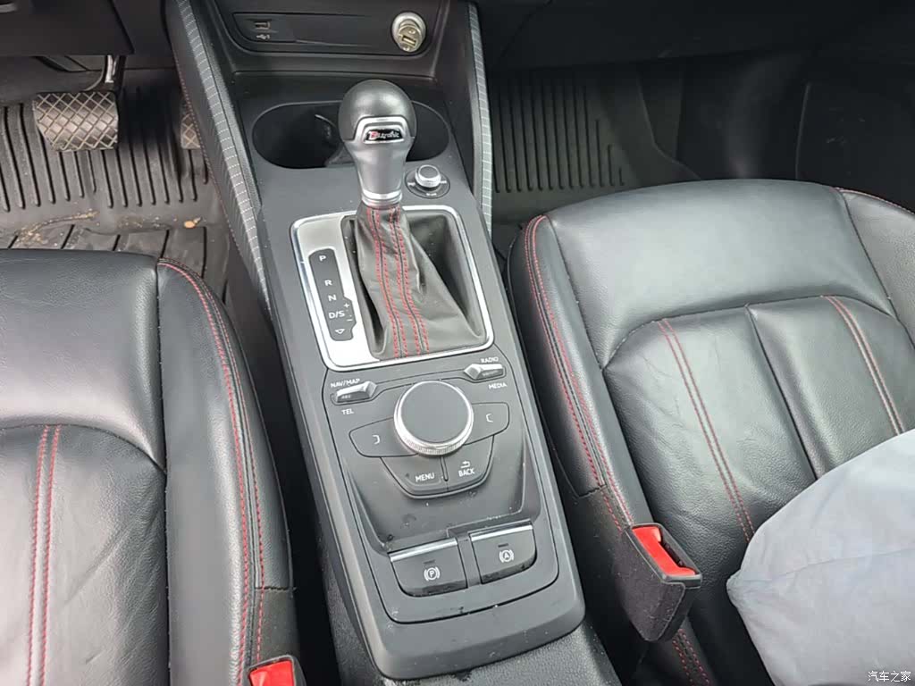 Audi Q2L, 2023 14