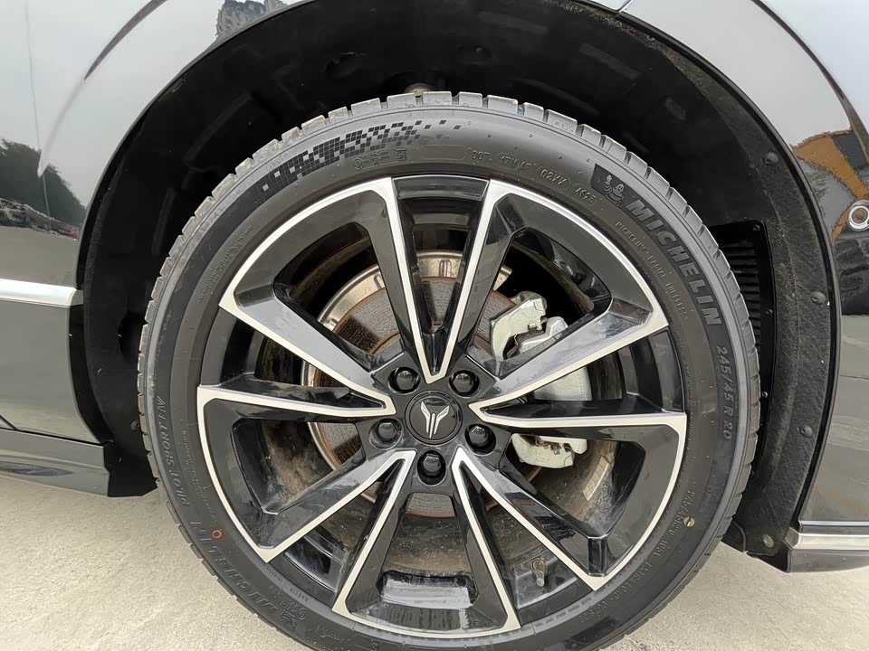 VOYAH Lantu chasing light