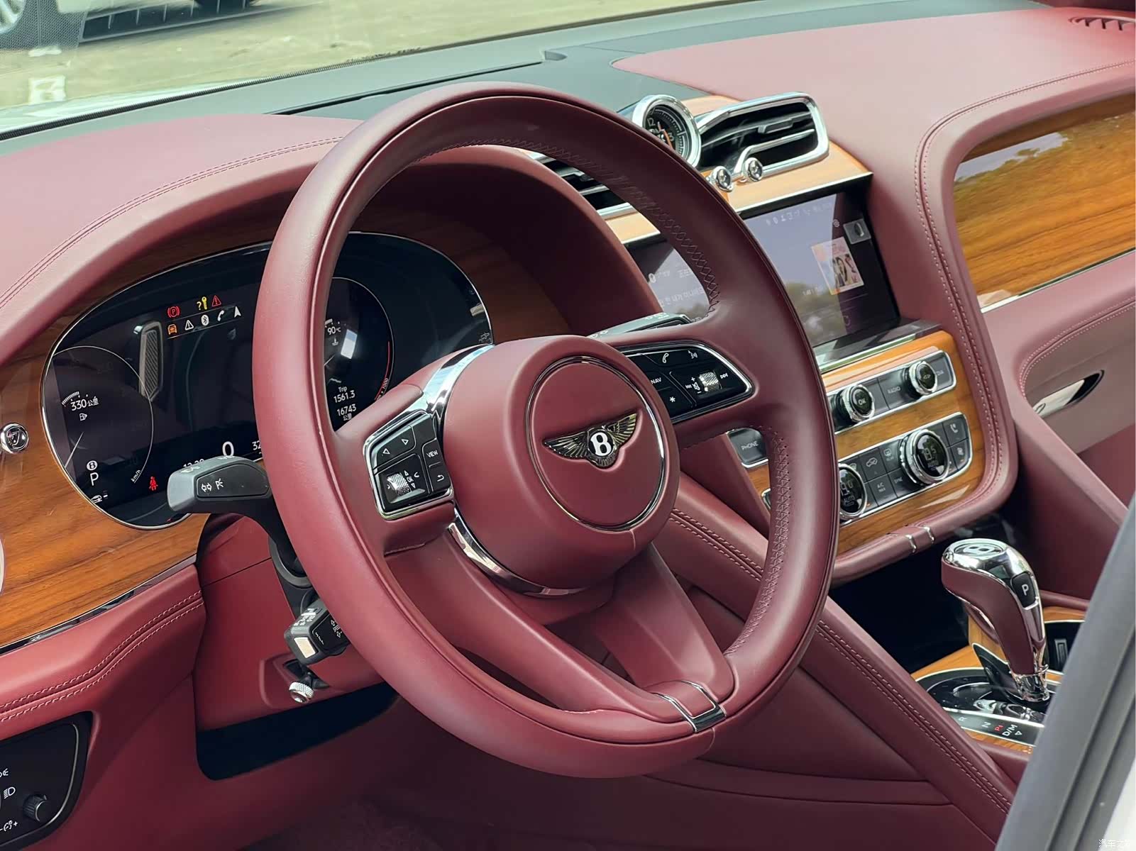 Bentley Bentayga, 2021 23
