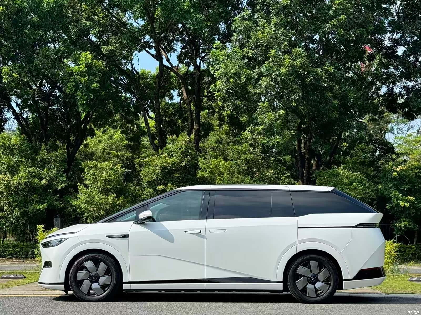 Xpeng X9, 2024 2