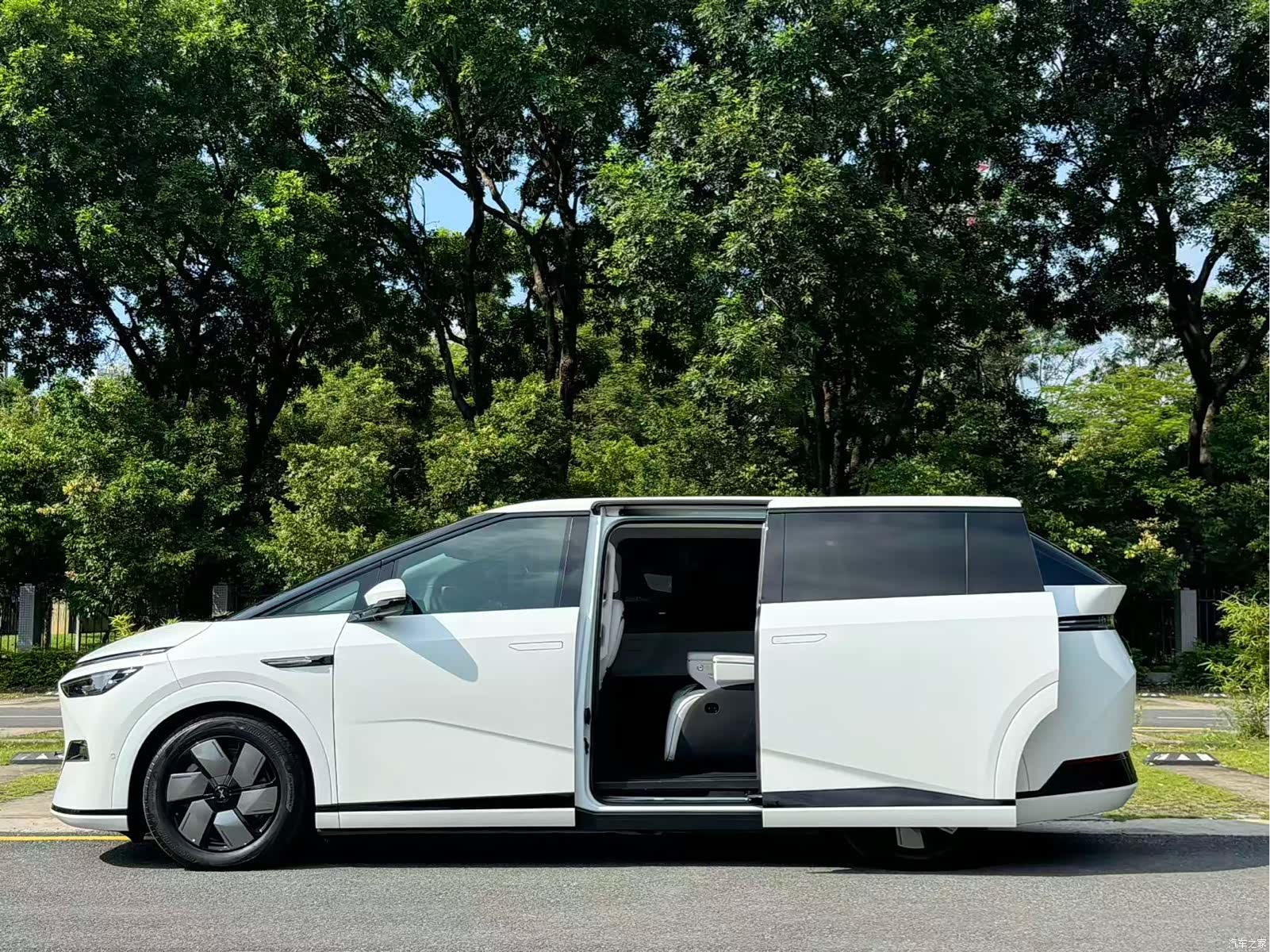 Xpeng X9, 2024 все фото