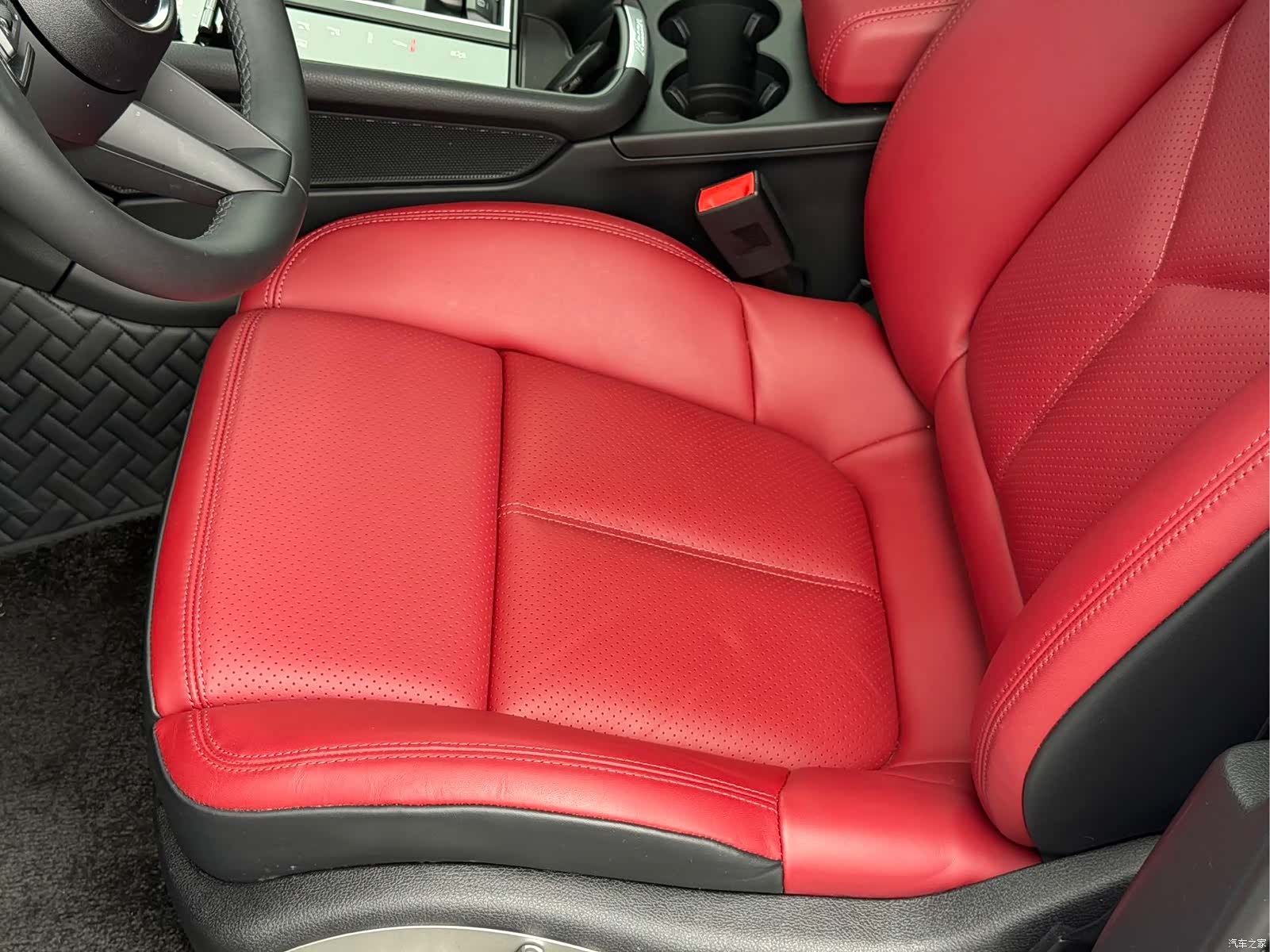 Porsche Macan, 2025 10